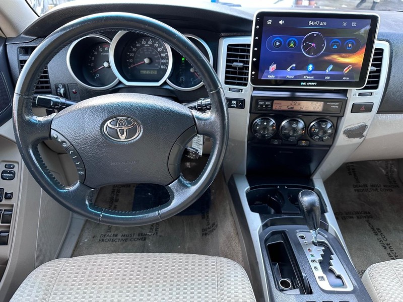 Toyota 4Runner Vehicle Full-screen Gallery Image 18