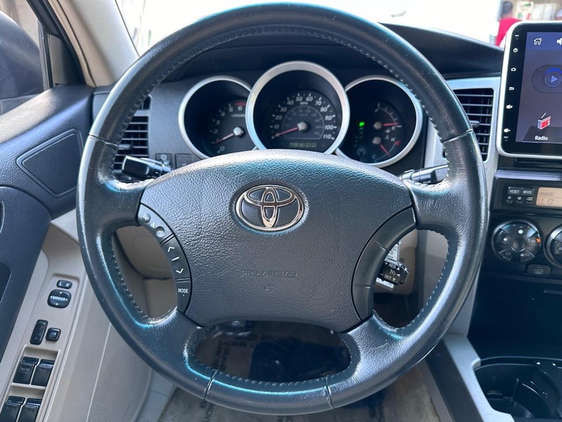 Toyota 4Runner Vehicle Full-screen Gallery Image 19