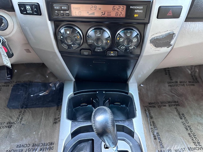 Toyota 4Runner Vehicle Full-screen Gallery Image 22