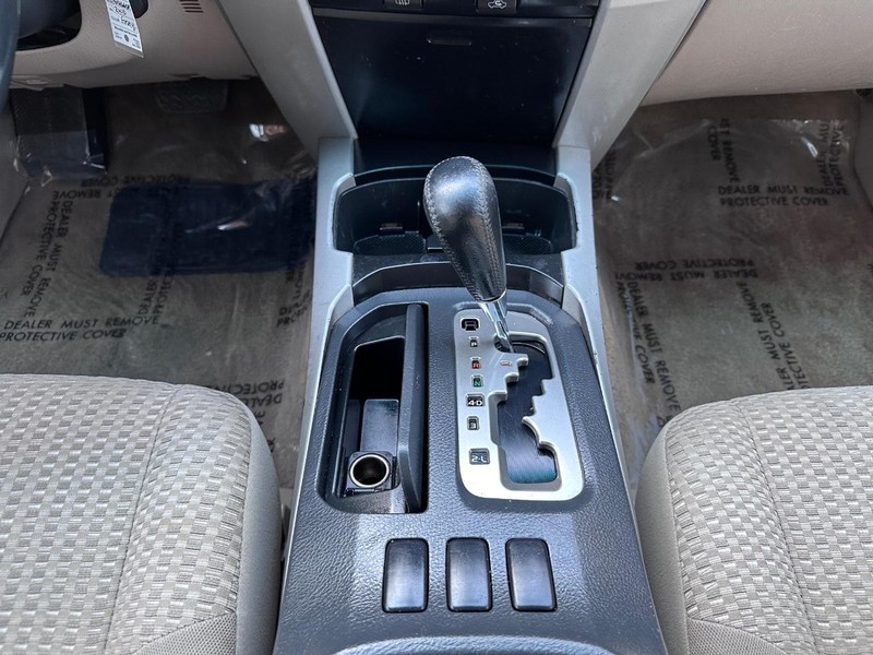 Toyota 4Runner Vehicle Full-screen Gallery Image 23