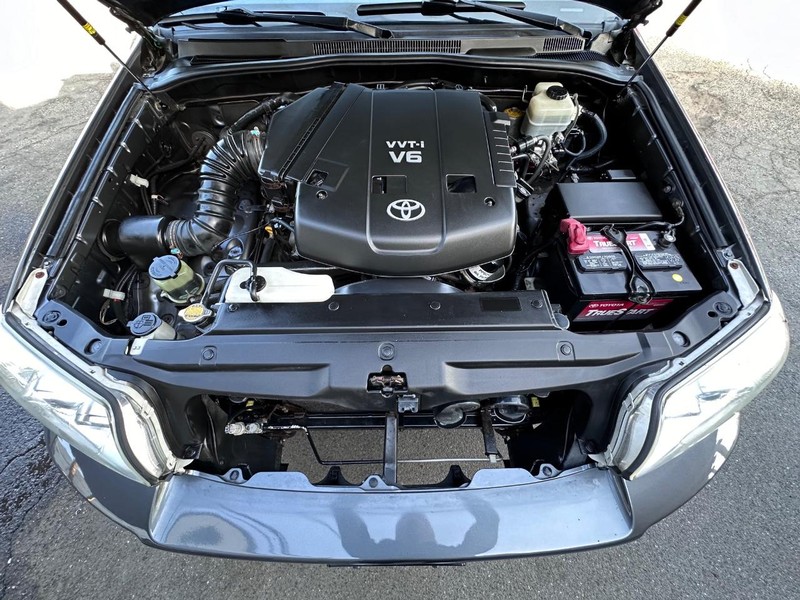 Toyota 4Runner Vehicle Full-screen Gallery Image 24