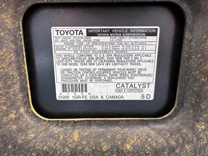 Toyota 4Runner Vehicle Full-screen Gallery Image 25