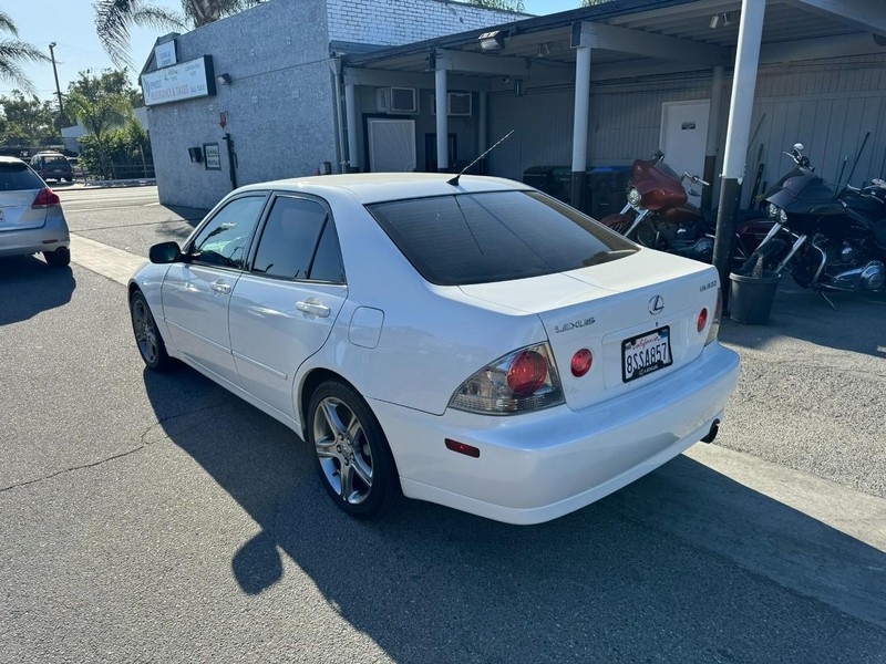 Lexus IS 300 Vehicle Full-screen Gallery Image 03