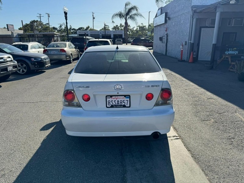 Lexus IS 300 Vehicle Full-screen Gallery Image 04