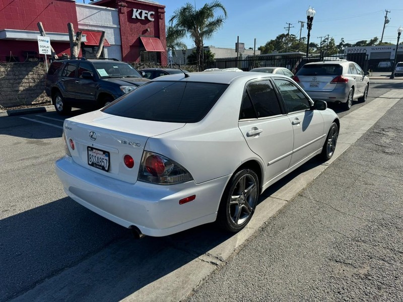 Lexus IS 300 Vehicle Full-screen Gallery Image 05