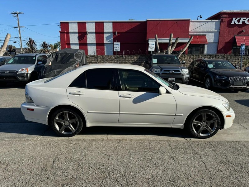 Lexus IS 300 Vehicle Full-screen Gallery Image 06