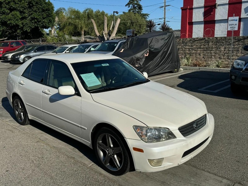 Lexus IS 300 Vehicle Full-screen Gallery Image 07