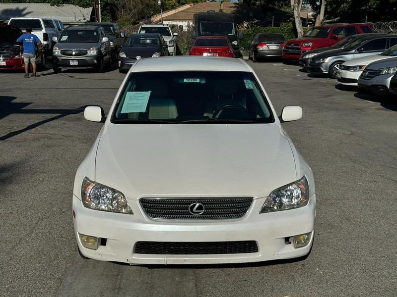 Lexus IS 300 Vehicle Full-screen Gallery Image 08