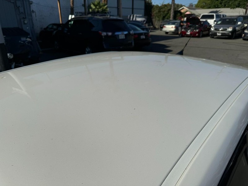 Lexus IS 300 Vehicle Full-screen Gallery Image 09