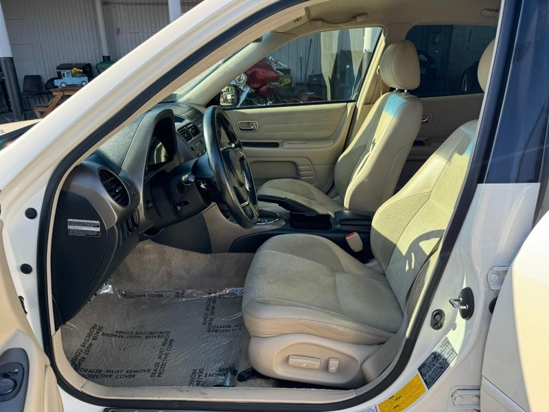 Lexus IS 300 Vehicle Full-screen Gallery Image 10