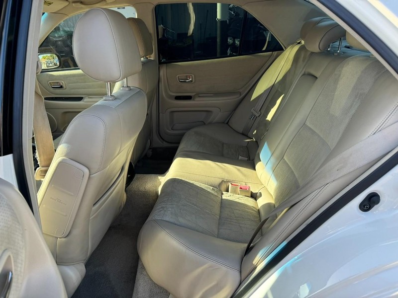 Lexus IS 300 Vehicle Full-screen Gallery Image 11