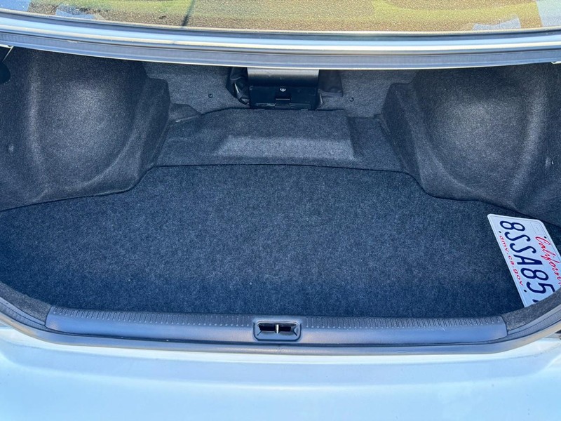 Lexus IS 300 Vehicle Full-screen Gallery Image 12