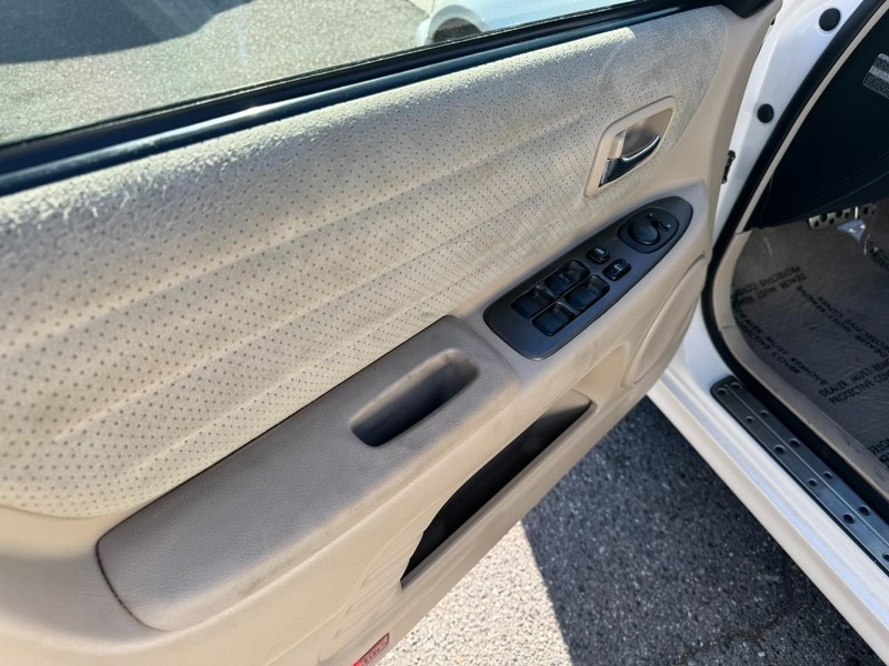 Lexus IS 300 Vehicle Full-screen Gallery Image 13