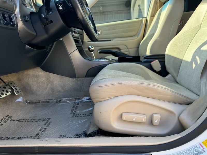 Lexus IS 300 Vehicle Full-screen Gallery Image 14