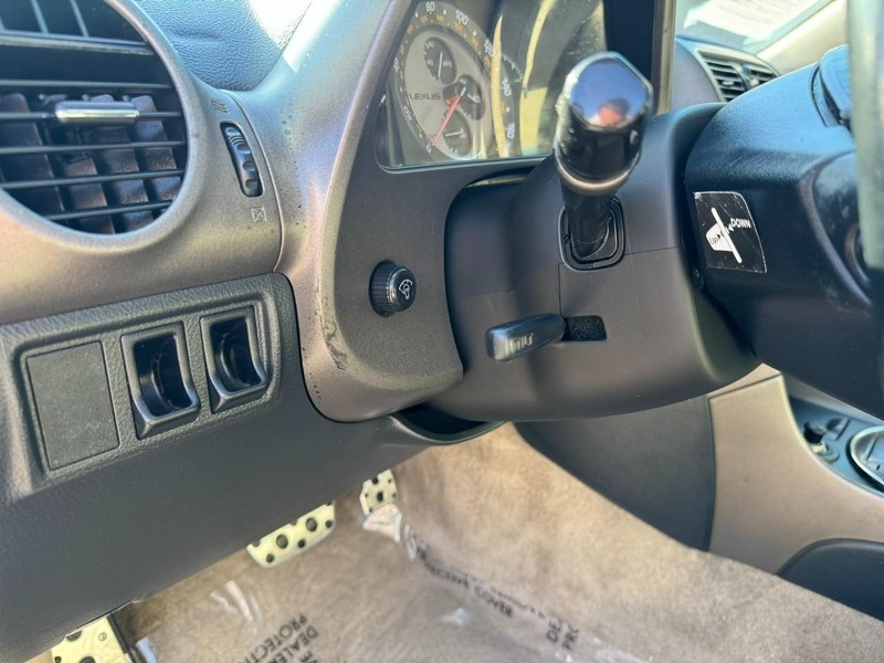 Lexus IS 300 Vehicle Full-screen Gallery Image 15