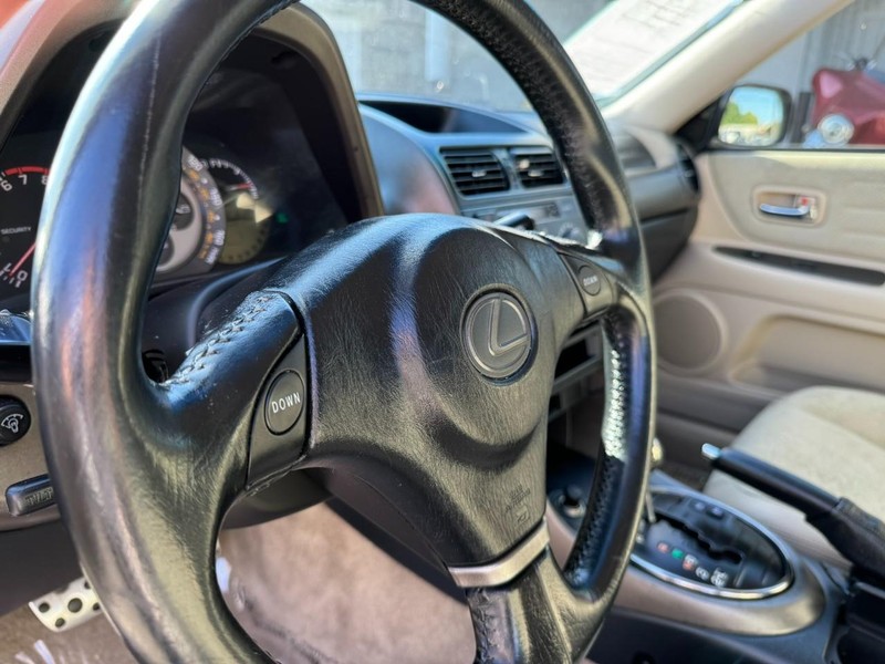 Lexus IS 300 Vehicle Full-screen Gallery Image 16