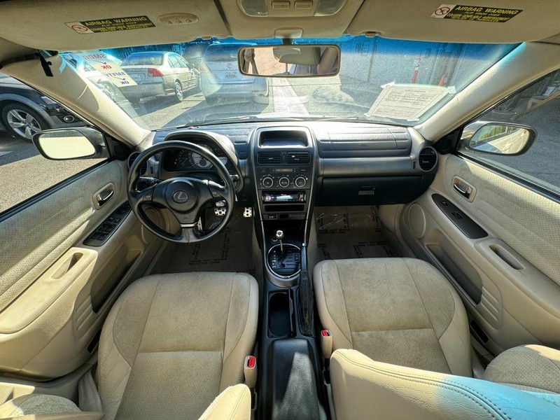 Lexus IS 300 Vehicle Full-screen Gallery Image 17