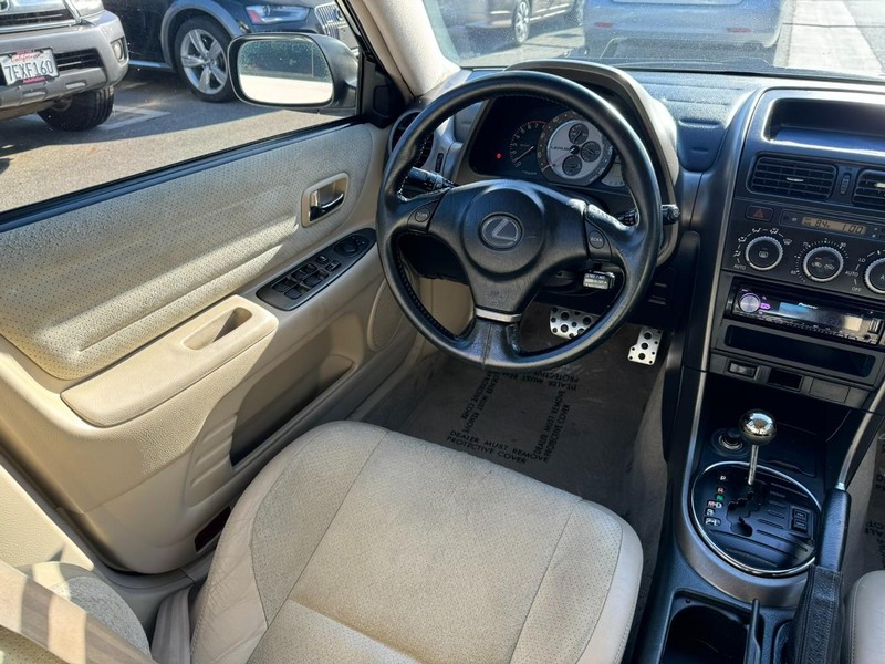 Lexus IS 300 Vehicle Full-screen Gallery Image 18