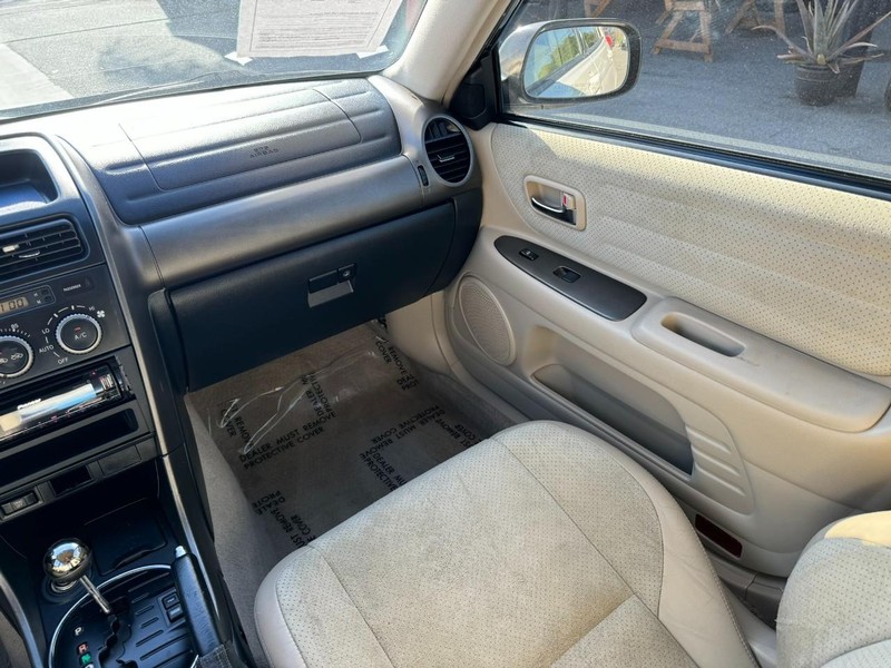 Lexus IS 300 Vehicle Full-screen Gallery Image 19