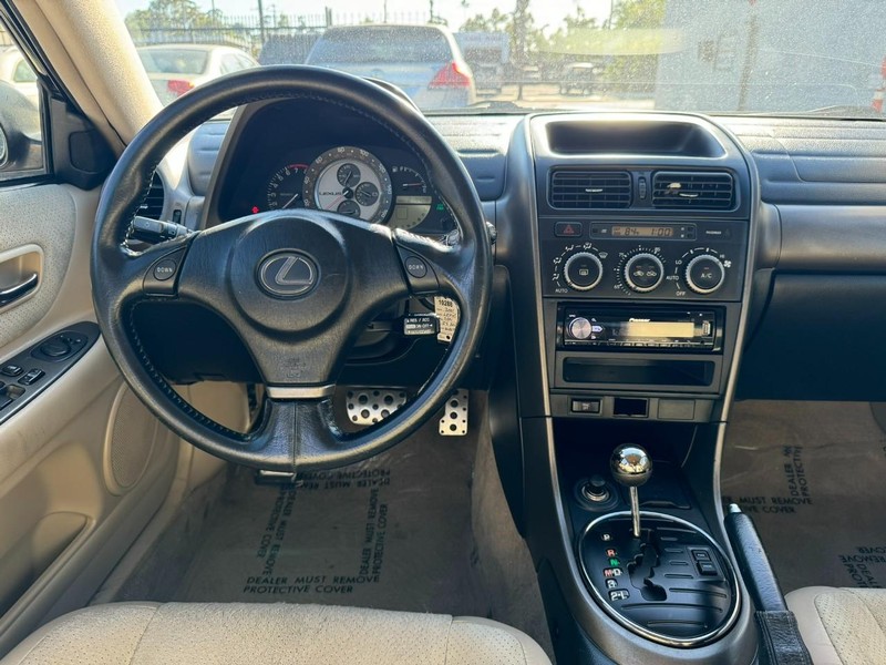 Lexus IS 300 Vehicle Full-screen Gallery Image 20