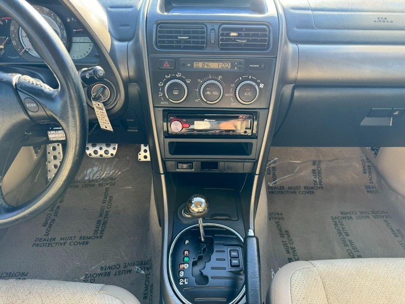 Lexus IS 300 Vehicle Full-screen Gallery Image 21