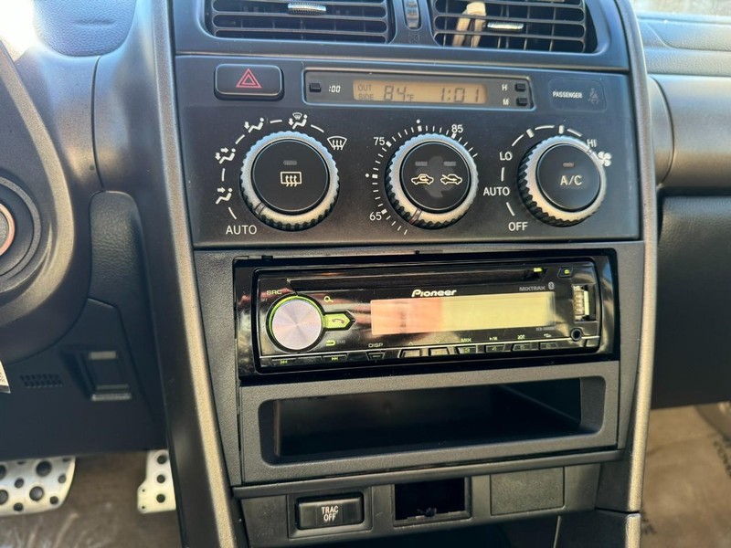 Lexus IS 300 Vehicle Full-screen Gallery Image 22