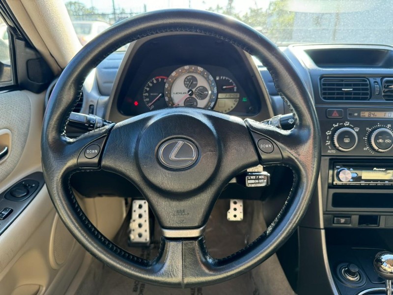 Lexus IS 300 Vehicle Full-screen Gallery Image 23