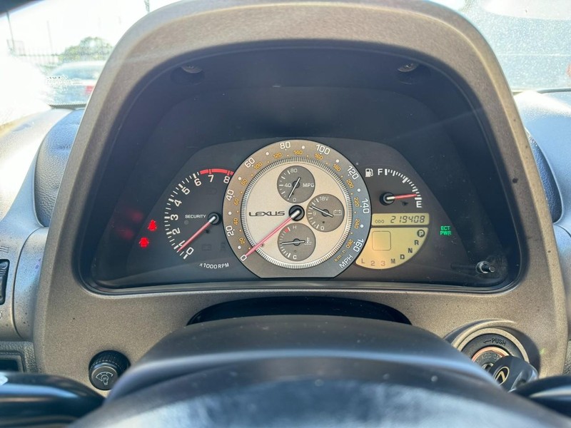 Lexus IS 300 Vehicle Full-screen Gallery Image 24