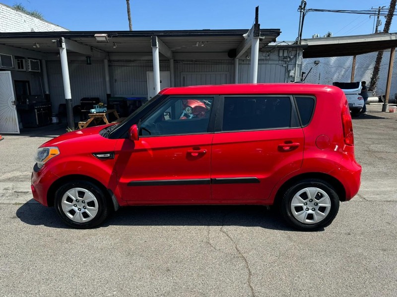 Kia Soul Vehicle Full-screen Gallery Image 02