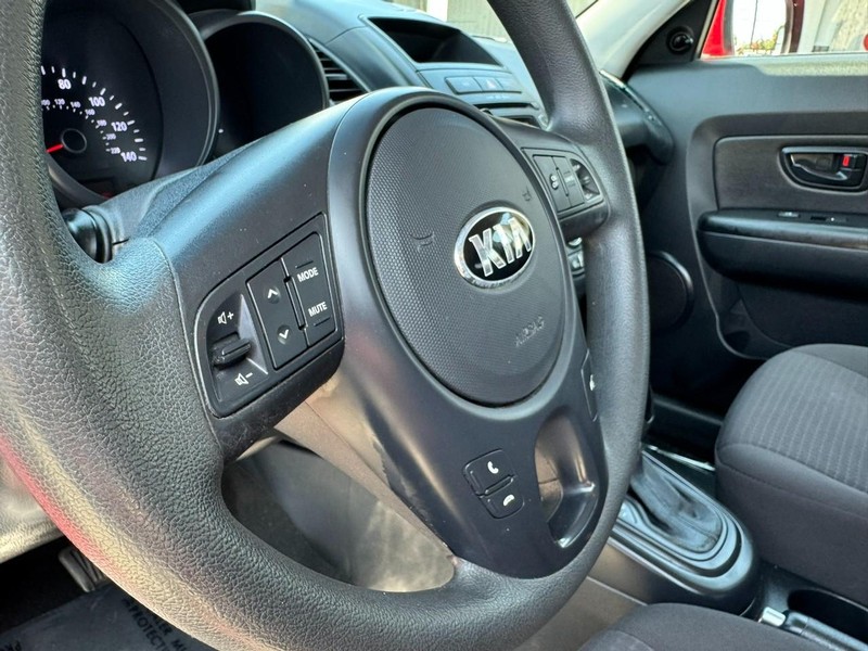 Kia Soul Vehicle Full-screen Gallery Image 16