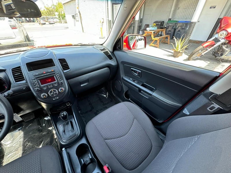 Kia Soul Vehicle Full-screen Gallery Image 19