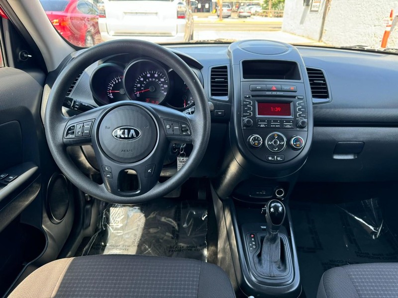 Kia Soul Vehicle Full-screen Gallery Image 20