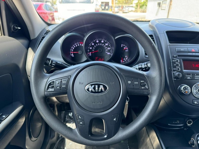 Kia Soul Vehicle Full-screen Gallery Image 23