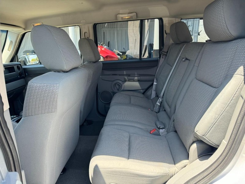 Jeep Commander Vehicle Full-screen Gallery Image 11