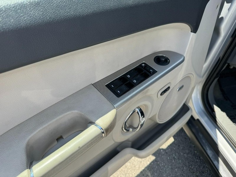 Jeep Commander Vehicle Full-screen Gallery Image 14