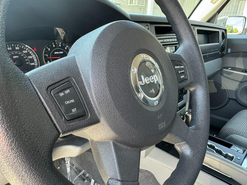 Jeep Commander Vehicle Full-screen Gallery Image 16