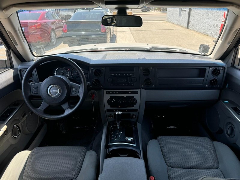 Jeep Commander Vehicle Full-screen Gallery Image 17