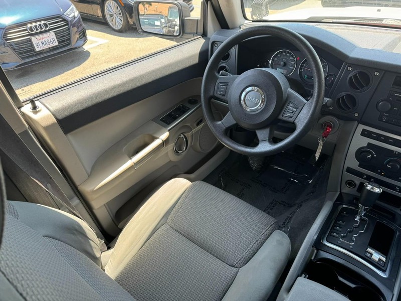 Jeep Commander Vehicle Full-screen Gallery Image 18