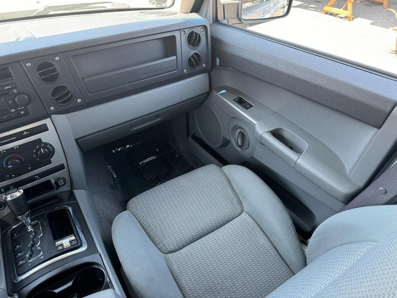 Jeep Commander Vehicle Full-screen Gallery Image 19