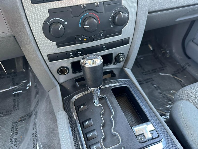 Jeep Commander Vehicle Full-screen Gallery Image 22