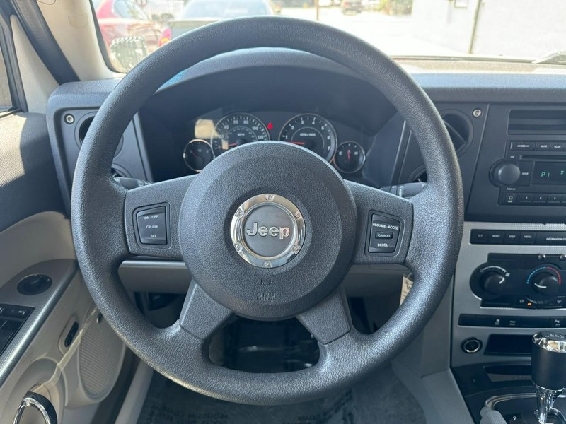 Jeep Commander Vehicle Full-screen Gallery Image 23