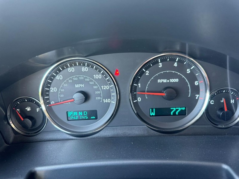 Jeep Commander Vehicle Full-screen Gallery Image 24