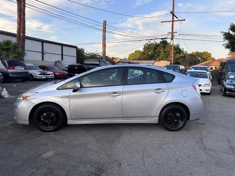 Toyota Prius Vehicle Full-screen Gallery Image 02