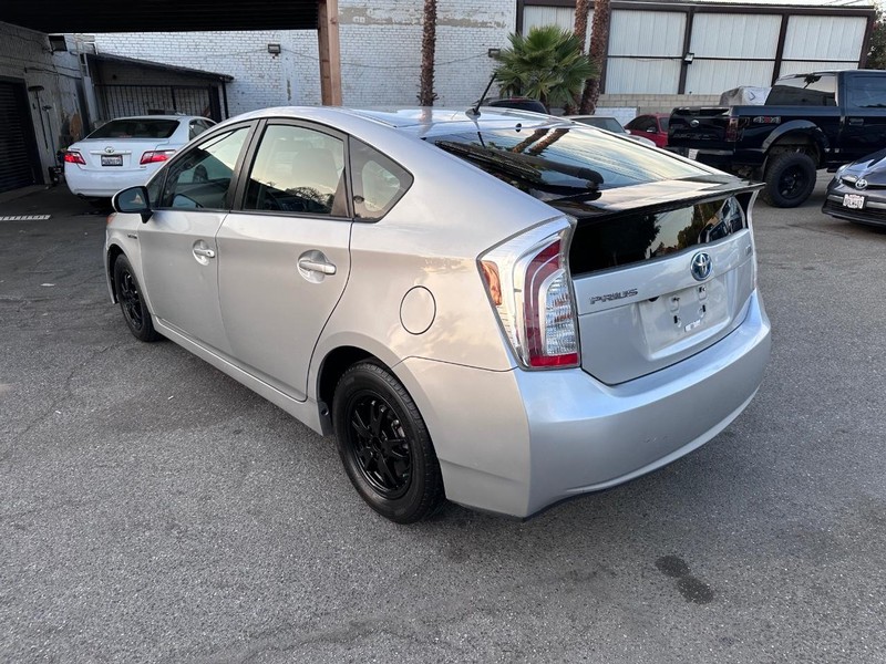 Toyota Prius Vehicle Full-screen Gallery Image 03