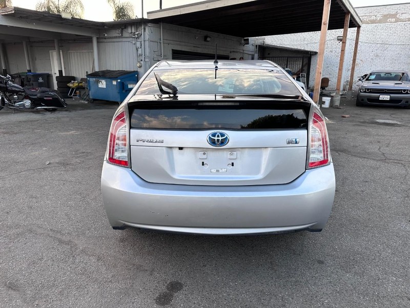 Toyota Prius Vehicle Full-screen Gallery Image 04