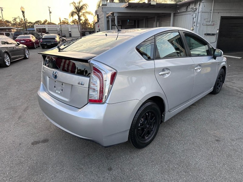 Toyota Prius Vehicle Full-screen Gallery Image 05