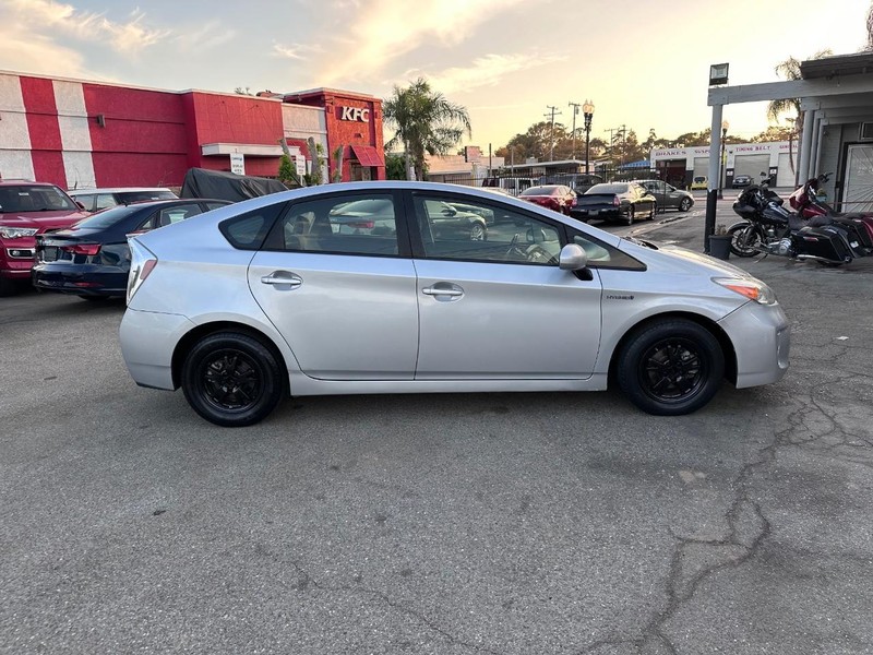 Toyota Prius Vehicle Full-screen Gallery Image 06