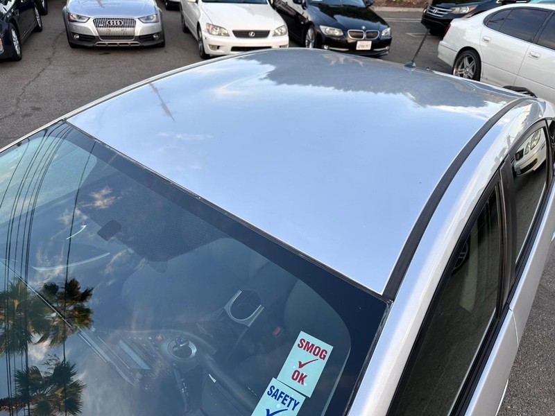 Toyota Prius Vehicle Full-screen Gallery Image 09