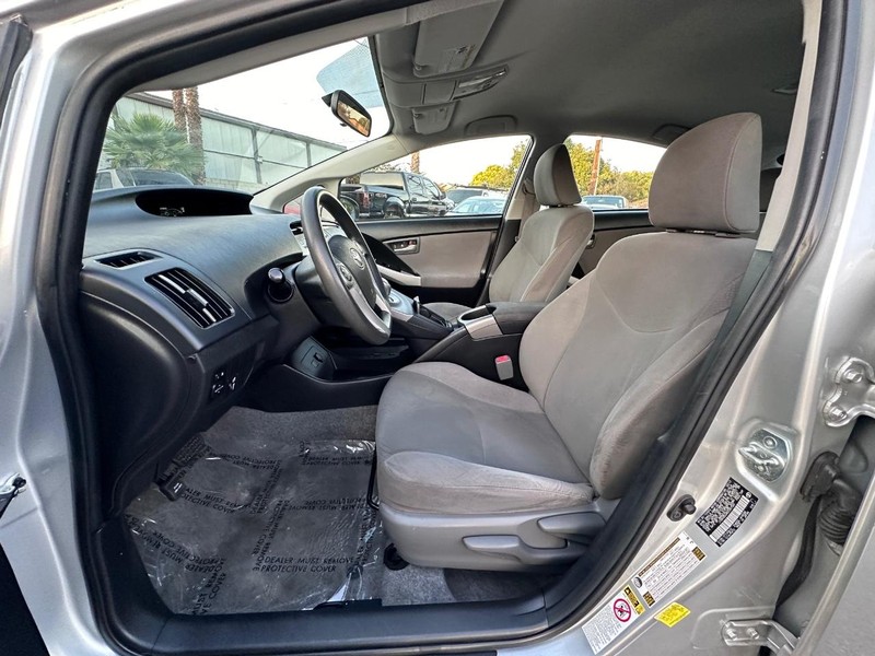 Toyota Prius Vehicle Full-screen Gallery Image 10