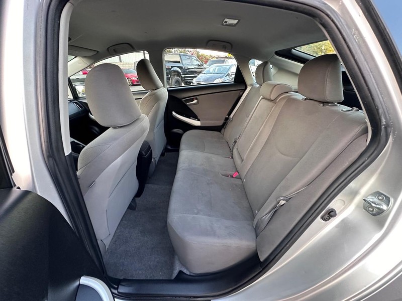 Toyota Prius Vehicle Full-screen Gallery Image 11